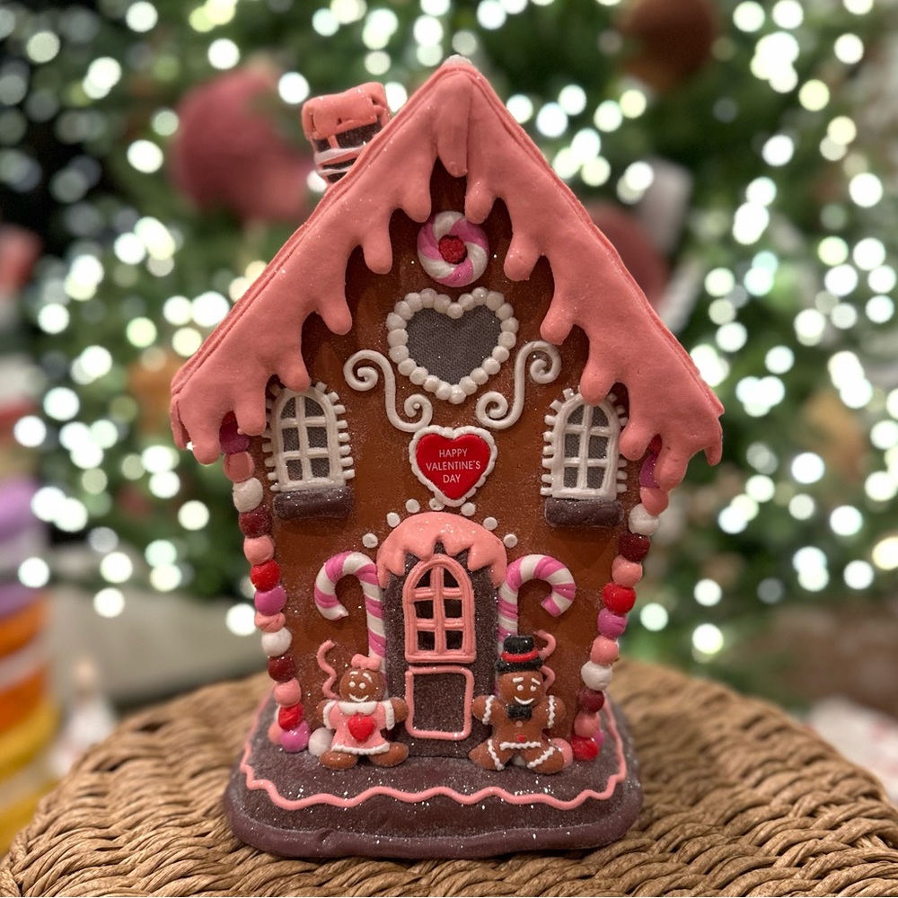 Love & Cupcakes Valentine’s Day gingerbread house pink love table top